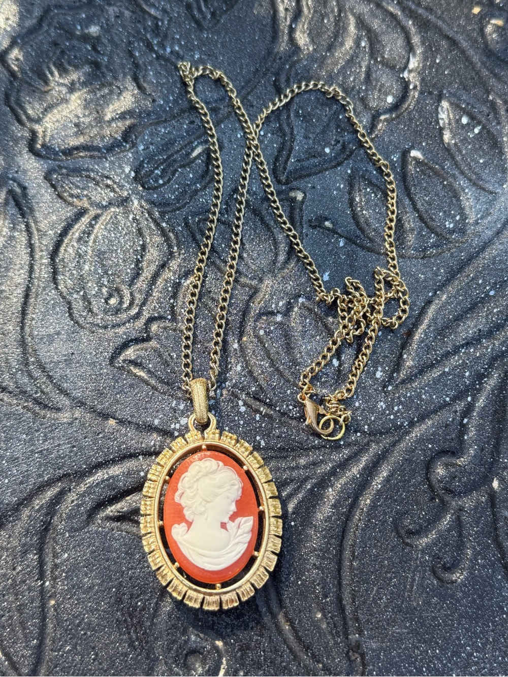 VTG 1970’s Avon cameo necklace
